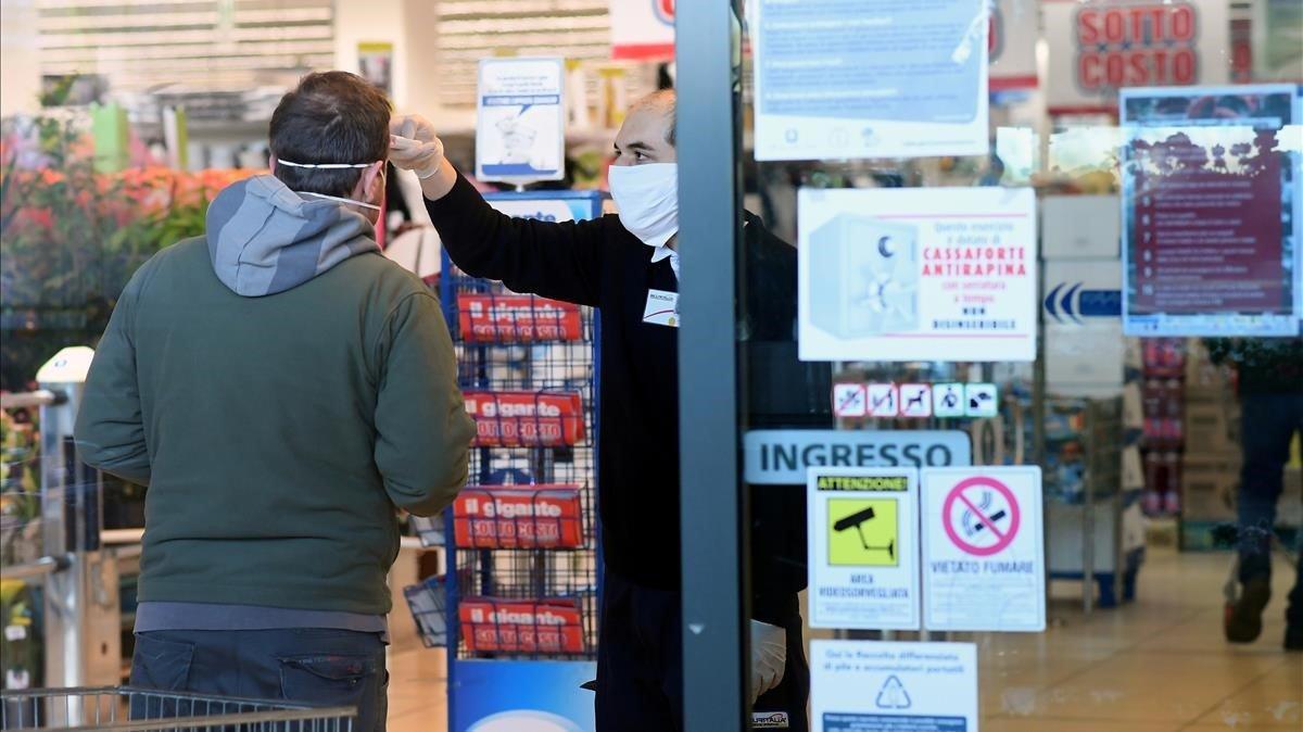 zentauroepp52934565 file photo  an employee controls the temperature of a man at200326172622