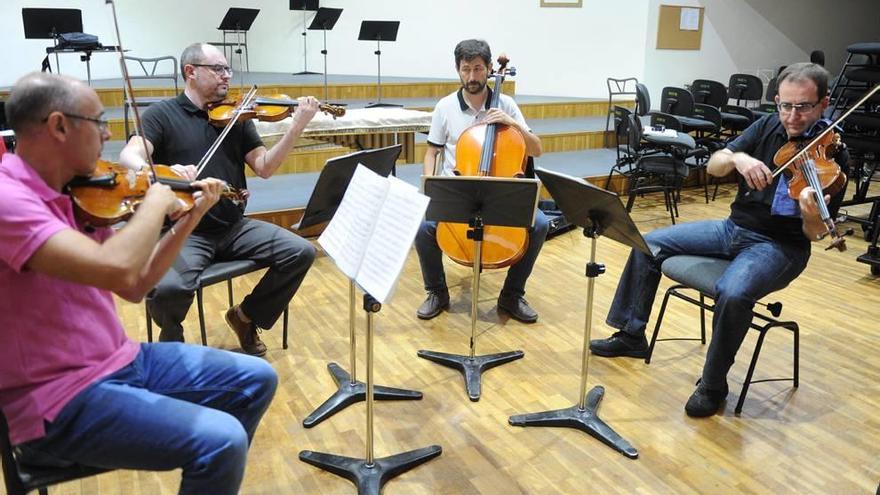 El Cuarteto Saravasti son Gabriel Lauret y Diego Sanz a los violines, Pedro Sanz a la viola y Enrique Vidal al violonchelo.