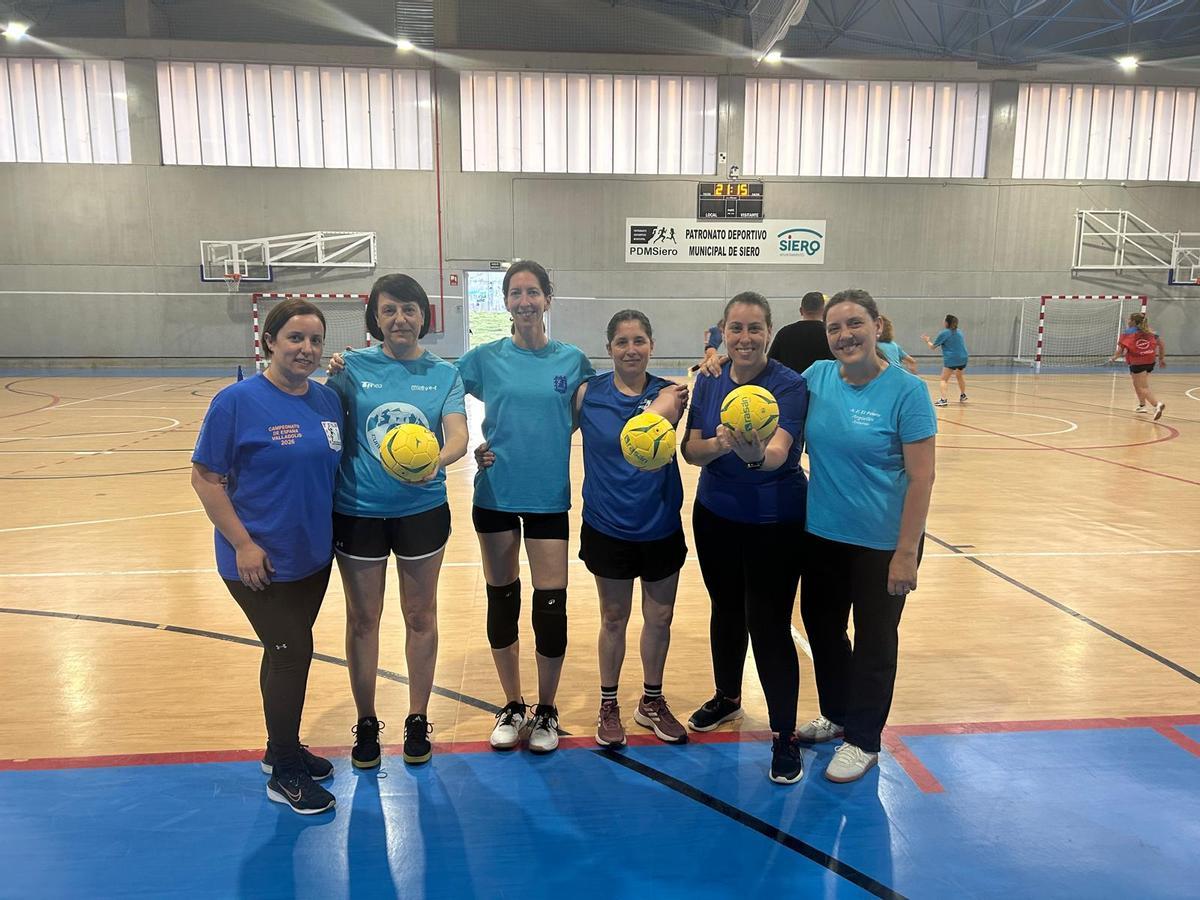 Por la izquierda, Ana Carracedo, Noelia del Clos, Menchu Miró, Penélope Rodríguez, Raquel López y Mari Feli López.