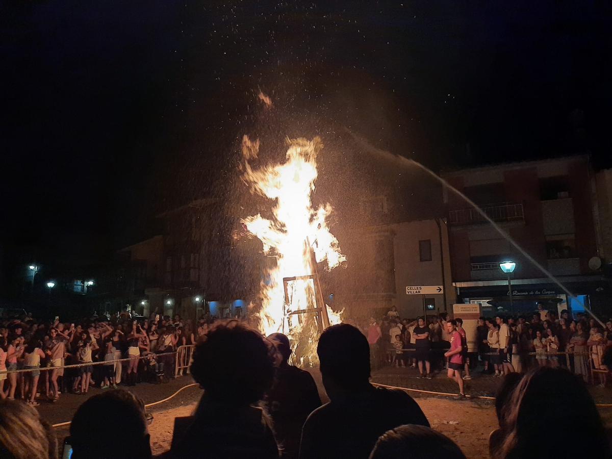 Los solteros plantan el álamo por San Juan en la Pola