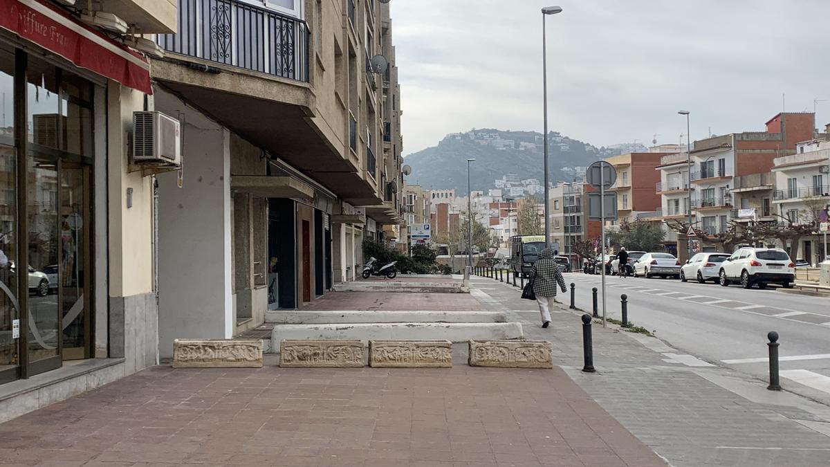 Es vol uniformitzar i enjardinar aquest cèntric espai urbà per millorar la circulació de vianants, l’accés a habitatges i comerços i el paisatge urbà.