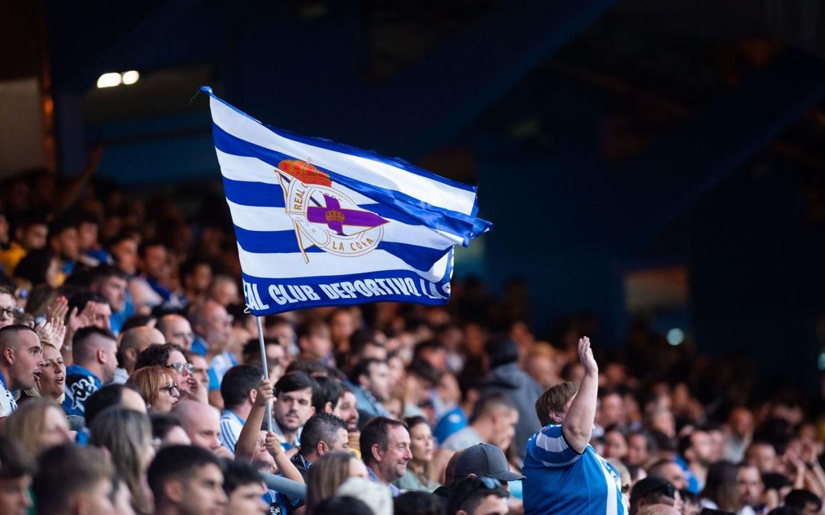 Un pequeño aficionado ondea la bandera del Deportivo durante un partido. | // CASTELEIRO / ROLLER AGENCIA