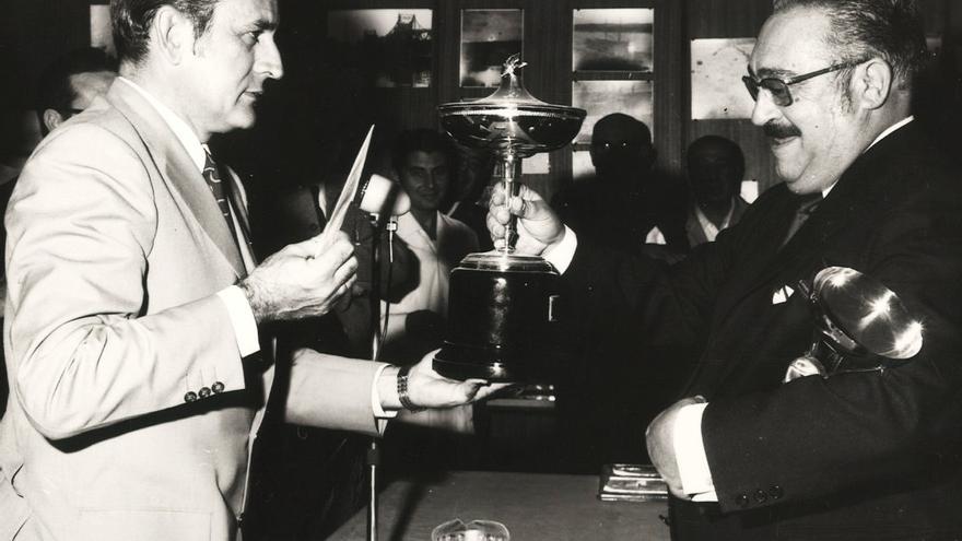 Vicente del Pueyo, carismático presidente del Círculo Mercantil e Industrial durante los años 1967-1976, la etapa del primer relanzamiento de la entidad, entregando un premio al campeón de billar.