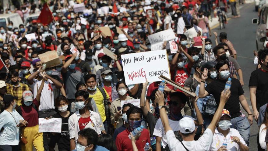 Miles de personas protestan en Rangún.