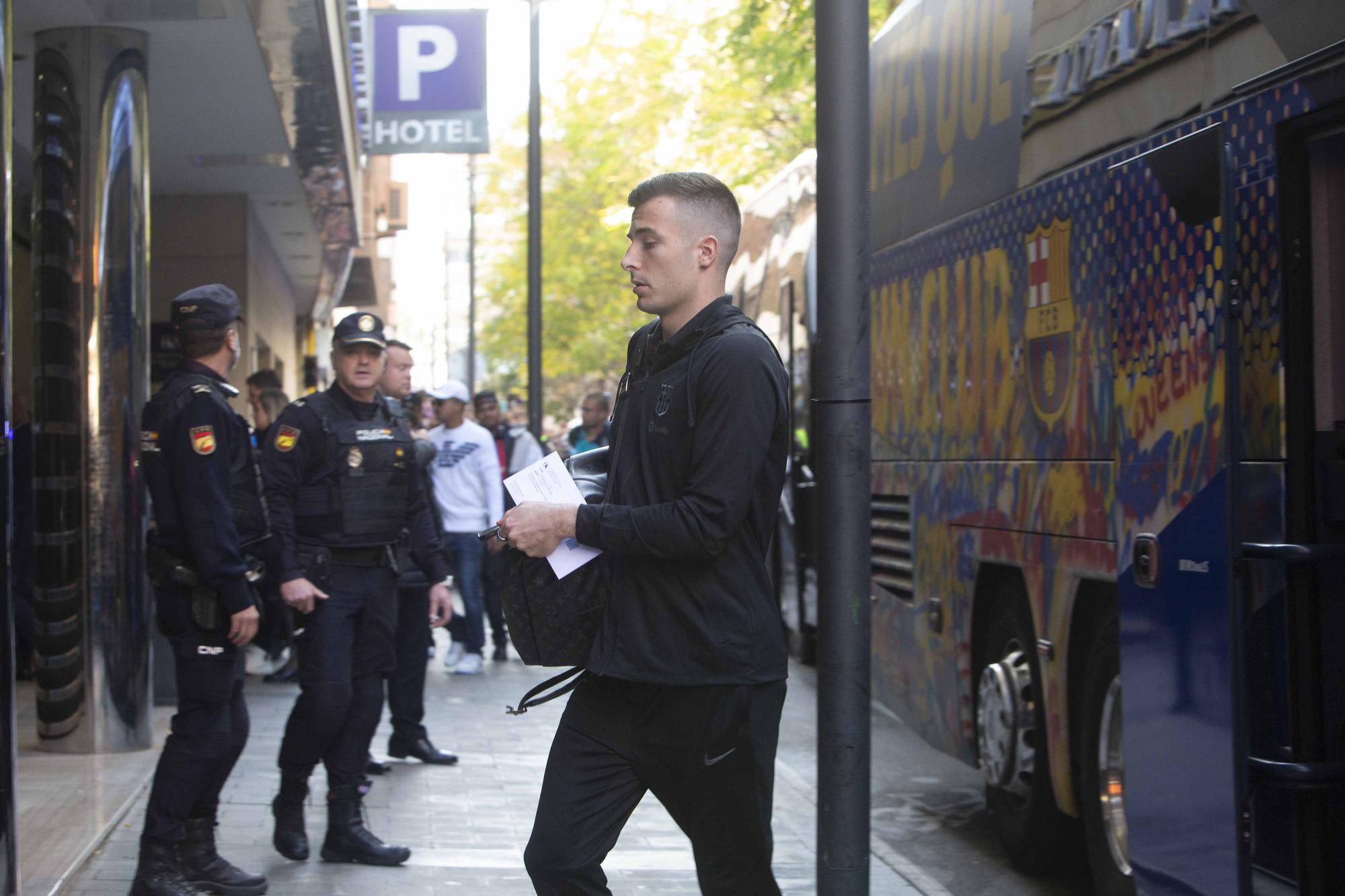 Gran expectación en Alicante por la llegada del Barça