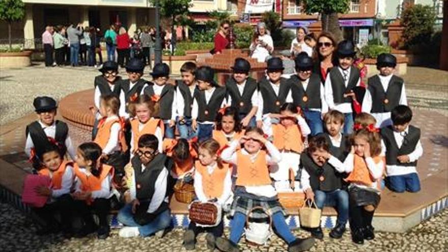 150 alumnos se visten de ‘castañeros’ para mantener la tradicional chaquetía