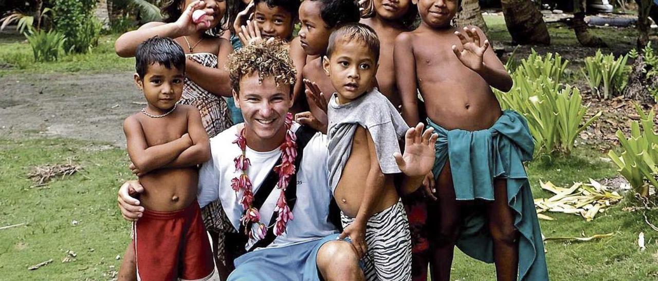 El joven mallorquÃ­n con los pequeÃ±os de una tribu en Lamotrek, Micronesia