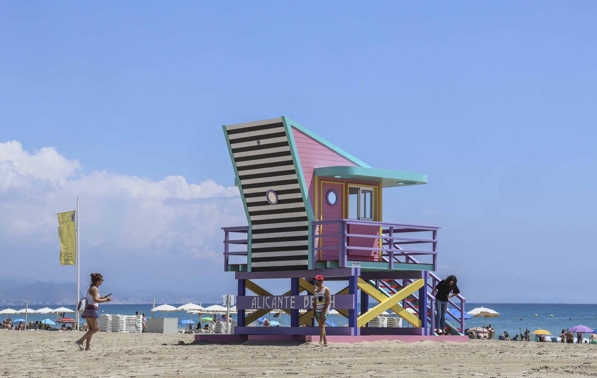 Doble inauguración de las casetas icónicas de la playa de San Juan