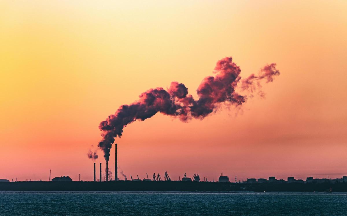 Chimeneas industriales emitiendo humo.
