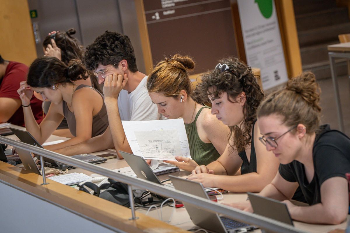 Alumnado de segundo de Bachillerato estudiando para la selectividad en Barcelona.