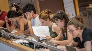 Alumnado de segundo de Bachillerato estudiando para la selectividad en Barcelona.