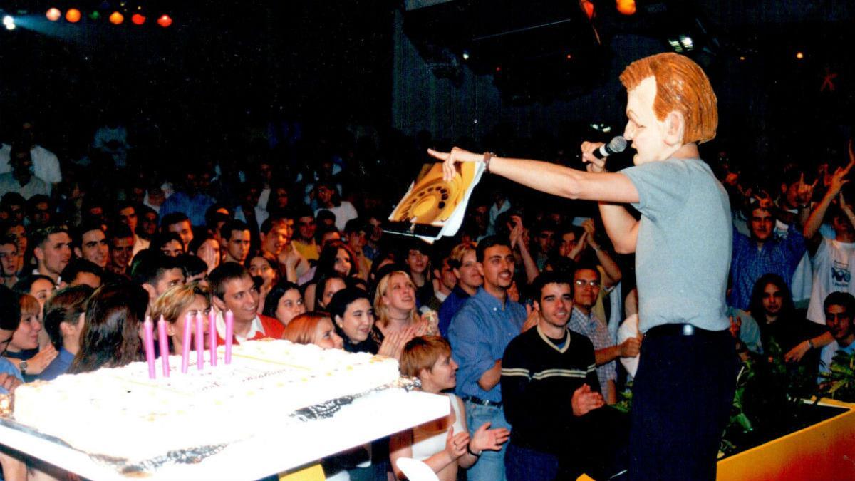 Un actor del 'Força Barça' con la careta del Jordi Cruyff regala carpetas de la disco Paladium en el sexto aniversario del local, en 1999.