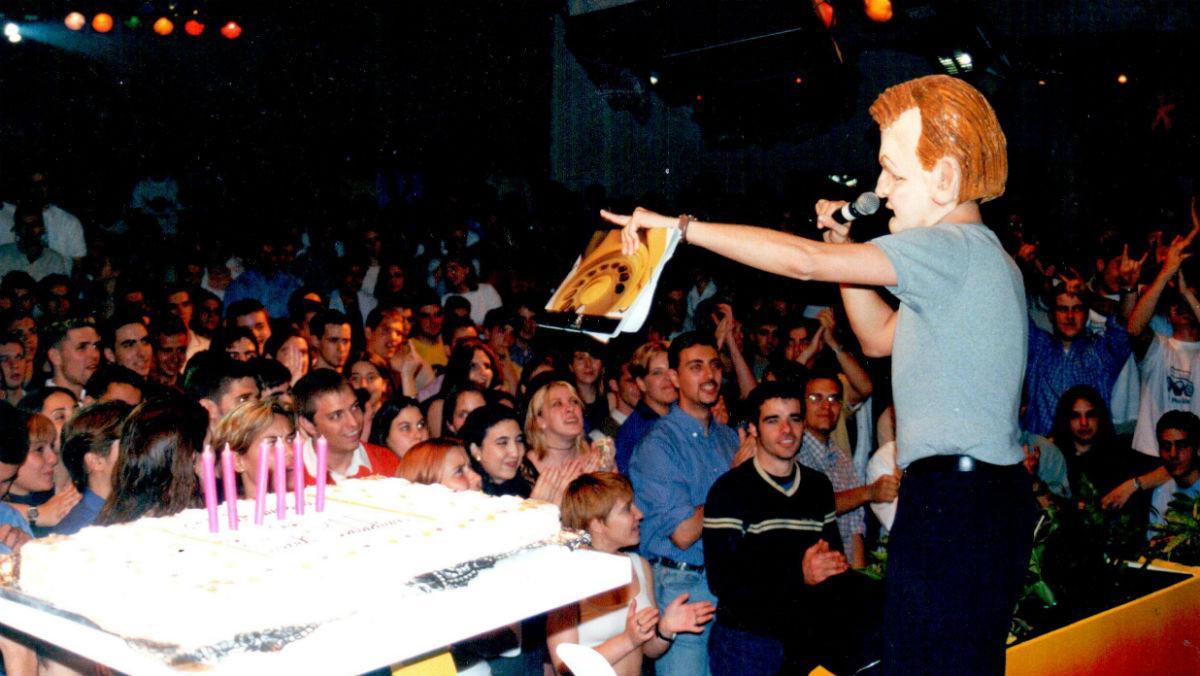 Un actor del ’Força Barça’ con la careta del Jordi Cruyff regala carpetas de la disco Paladium en el sexto aniversario del local, en 1999.