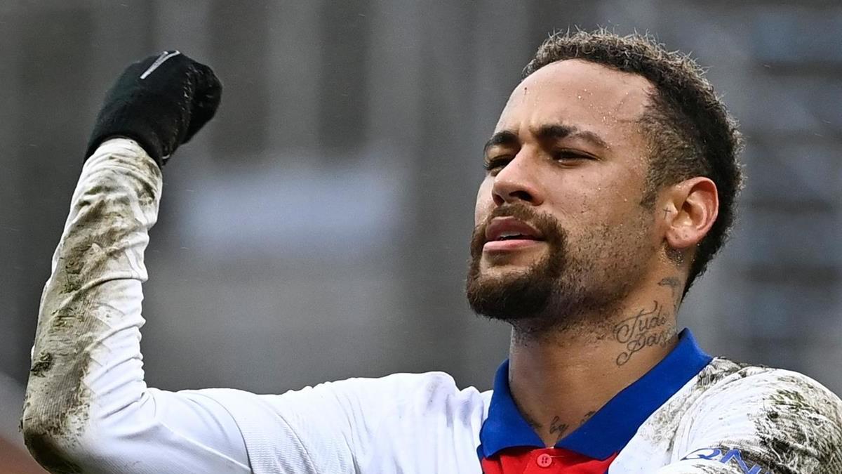 Neymar celebrando uno de sus goles contra el Lorient