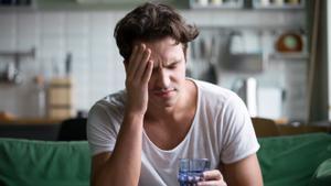 Un joven amanece con resaca.