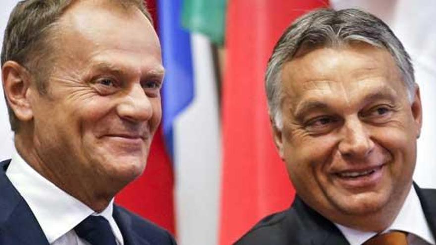 Tusk (izda.) y Orban, en su rueda de prensa.