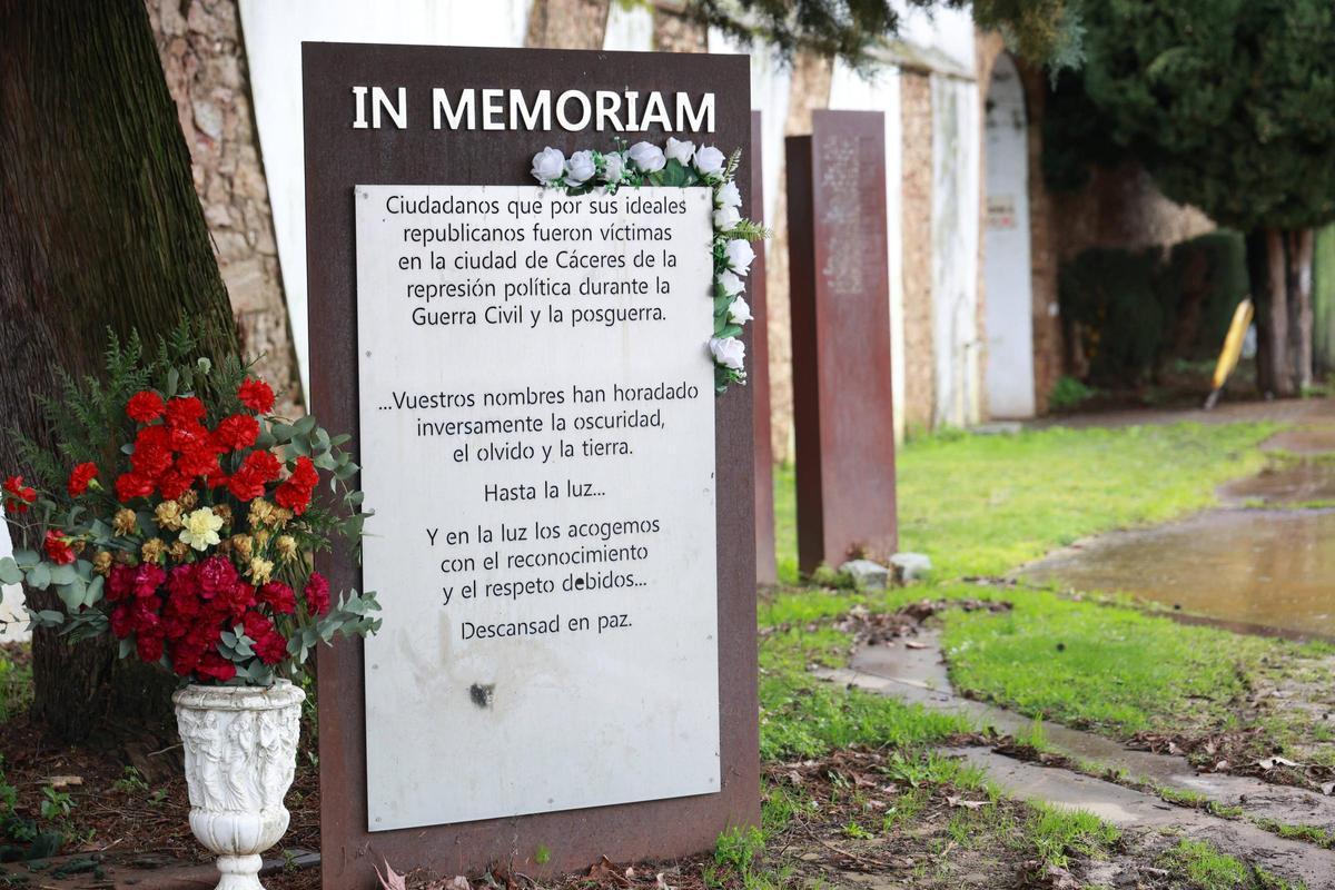 Galería | Zona en la que está el memorial a las víctimas en el cementerio de Cáceres
