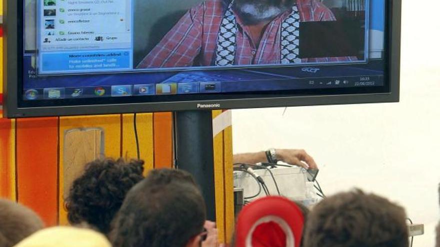 Sánchez Gordillo se dirige por videoconferencia a los asistentes al Rototom