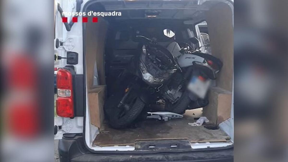 Una moto robada en una camioneta encontrada por los Mossos