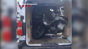Una moto robada en una camioneta encontrada por los Mossos