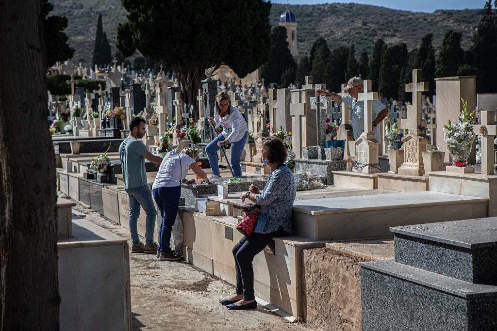 Víspera del día de Todos los Santos en el cementerio de Los Remedios de Cartagena