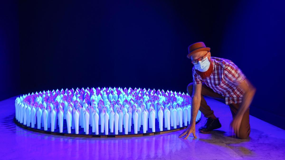 El artista José Luis Luzardo, junto a una de sus obras más emblemáticas, hecha con preservativos y que se puede ver en La Regenta.