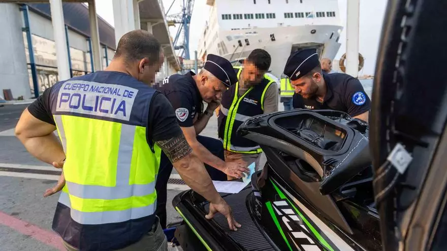 La policía Nacional realiza junto a agentes de Francia un operativo para detectar vehículos robados en los ferrys de Alicante a Argelia