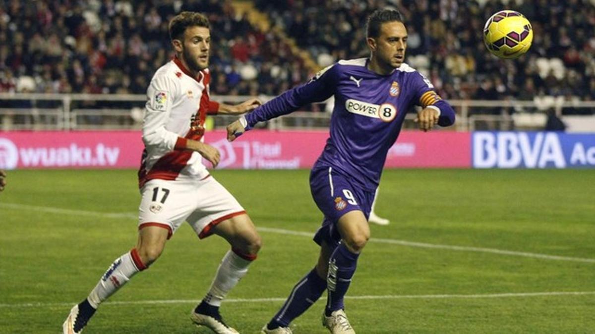 Sergio García pugna con Quini en Vallecas.