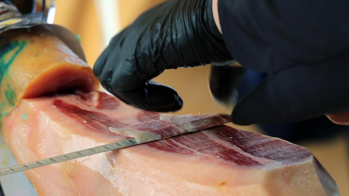 Corte de jamón durante la presentación de la feria de Campillos.