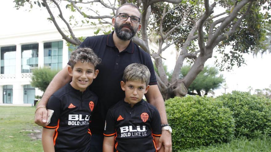 Samuel posa con sus hijos.