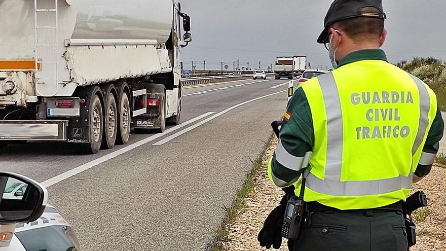 Agentes de la Guardia Civil durante un control en carretera | L.O.Z