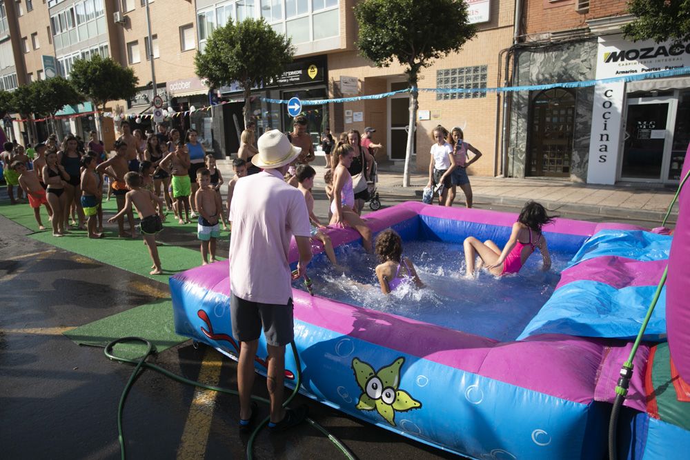 Fiesta del comercio local en la avenida 9 d'Octubre del Port de Sagunt