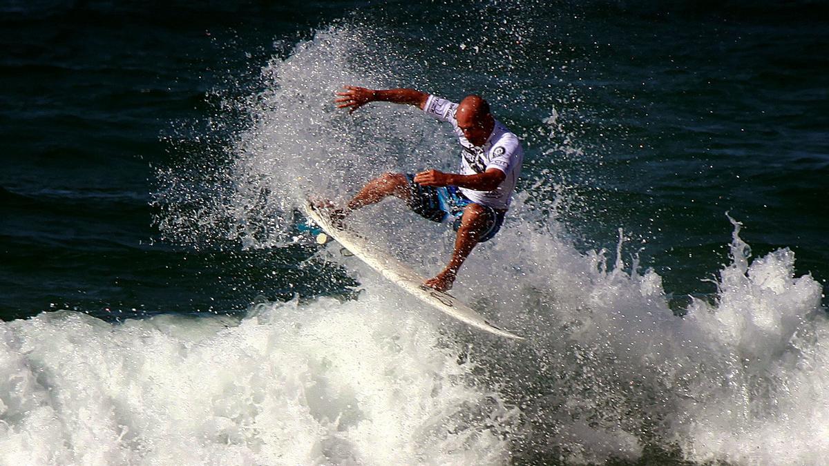 FILE PHOTO: Surfing star Kelly Slater of the USA rides a wave during a promotional event at Sydney's Manly Beach April 13, 2013. REUTERS/David Gray/File Photo