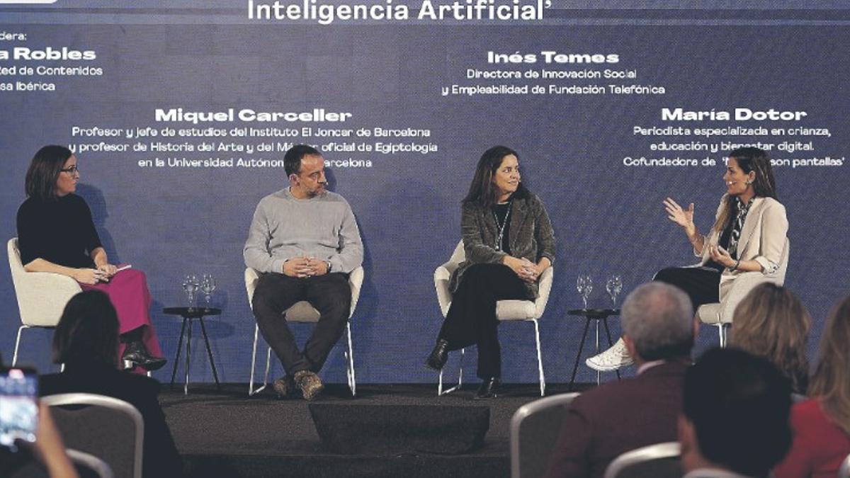 Gemma Robles, directora de la Xarxa de Continguts de Prensa Ibérica, Miquel Carceller, professor i cap d’estudis de l’institut El Joncar de Barcelona,  Inés Temes, directora d’Innovació Social i Ocupabilitat de la Fundació Telefónica, i María Dotor, periodista especialitzada en criança, educació i benestar digital