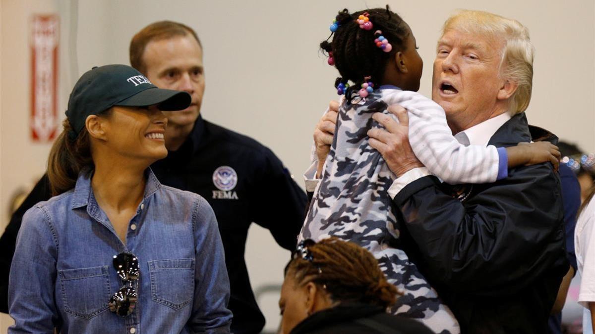 Donald y Melania Trump, con afectados por el 'Harvey', en Houston