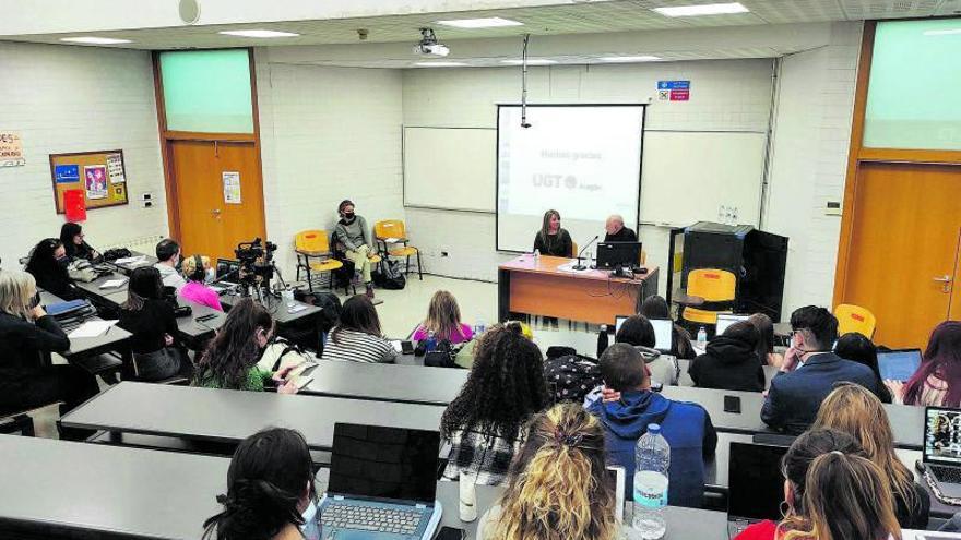 Kelly Karina Bermúdez y Antonio Ranera, durante su intervención ante estudiantes de la Universidad de Zaragoza, en la jornada de la Fundación Más Vida. | IDEAS A MARES