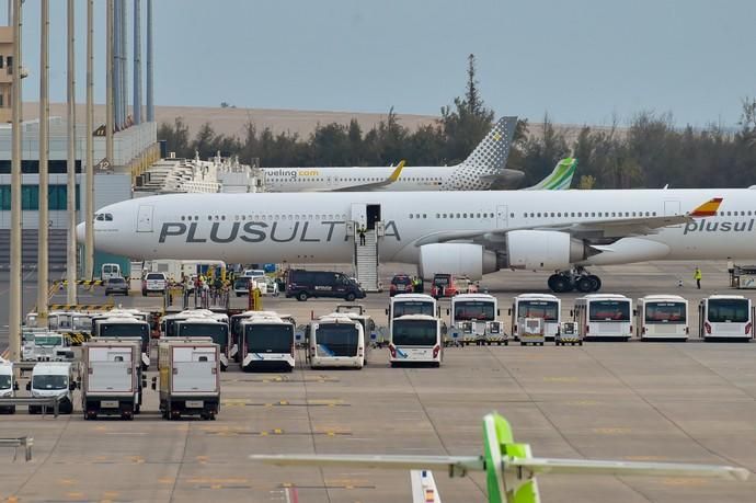 11-04-2020 TELDE. Llega al aeropuerto de Gran Canaria un avión procedente de China con material sanitario. Fotógrafo: Andrés Cruz  | 11/04/2020 | Fotógrafo: Andrés Cruz