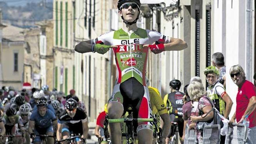Francesc Bennàssar en la celebración en meta de su victoria de etapa en el Pla Petit.