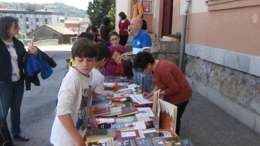 Profesores y alumnos durante el préstamo.