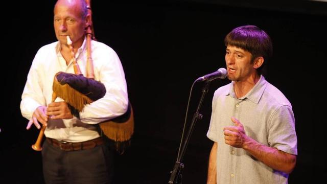 Carlos Velasco, ayer, durante su interpretación de «Cuando yo salí de Asturies», acompañado por Vicente Prado, «El Pravianu», a la gaita, en el teatro Filarmónica. | FERNANDO RODRÍGUEZ