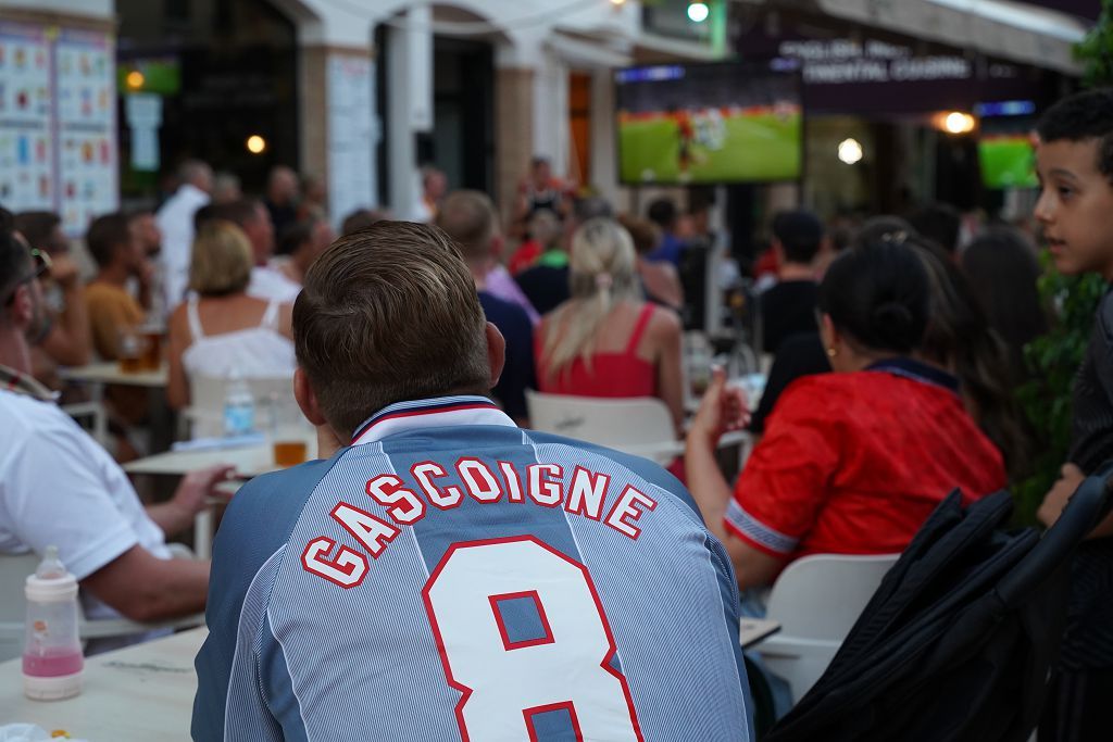 Un grupo de aficionados ingleses sigue la final desde Los Alcázares