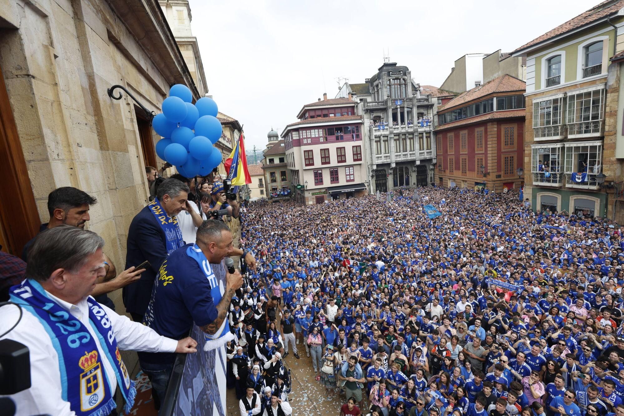 Locura azul en las calles de Oviedo para celebrar el ascenso del equipo a Primera División