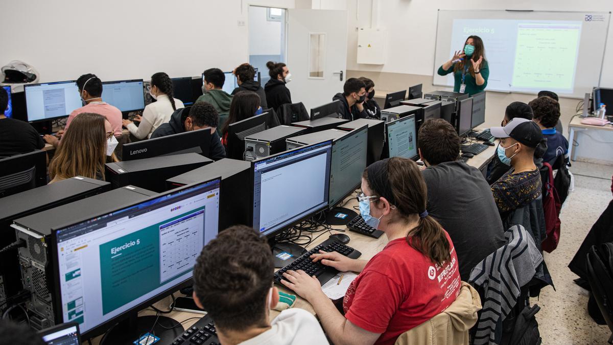 Solo dos mujeres en un aula de 22 alumnos de un ciclo formativo del Institut Tecnològic de Barcelona.