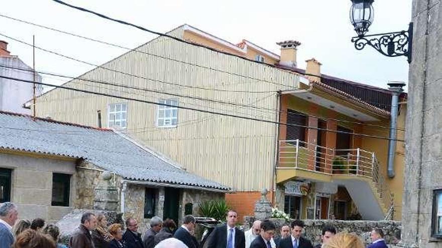 El féretro, ayer, entra en la iglesia de San Cibrán. // Gonzalo Núñez