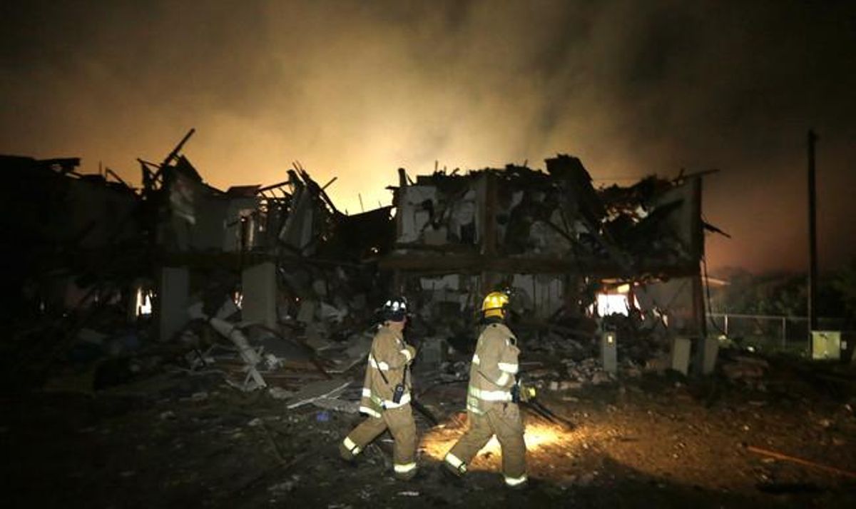 Els bombers inspeccionen una zona pròxima a l’explosió.