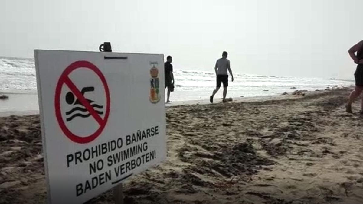 Cartel que prohíbe el baño en Playa del Inglés.