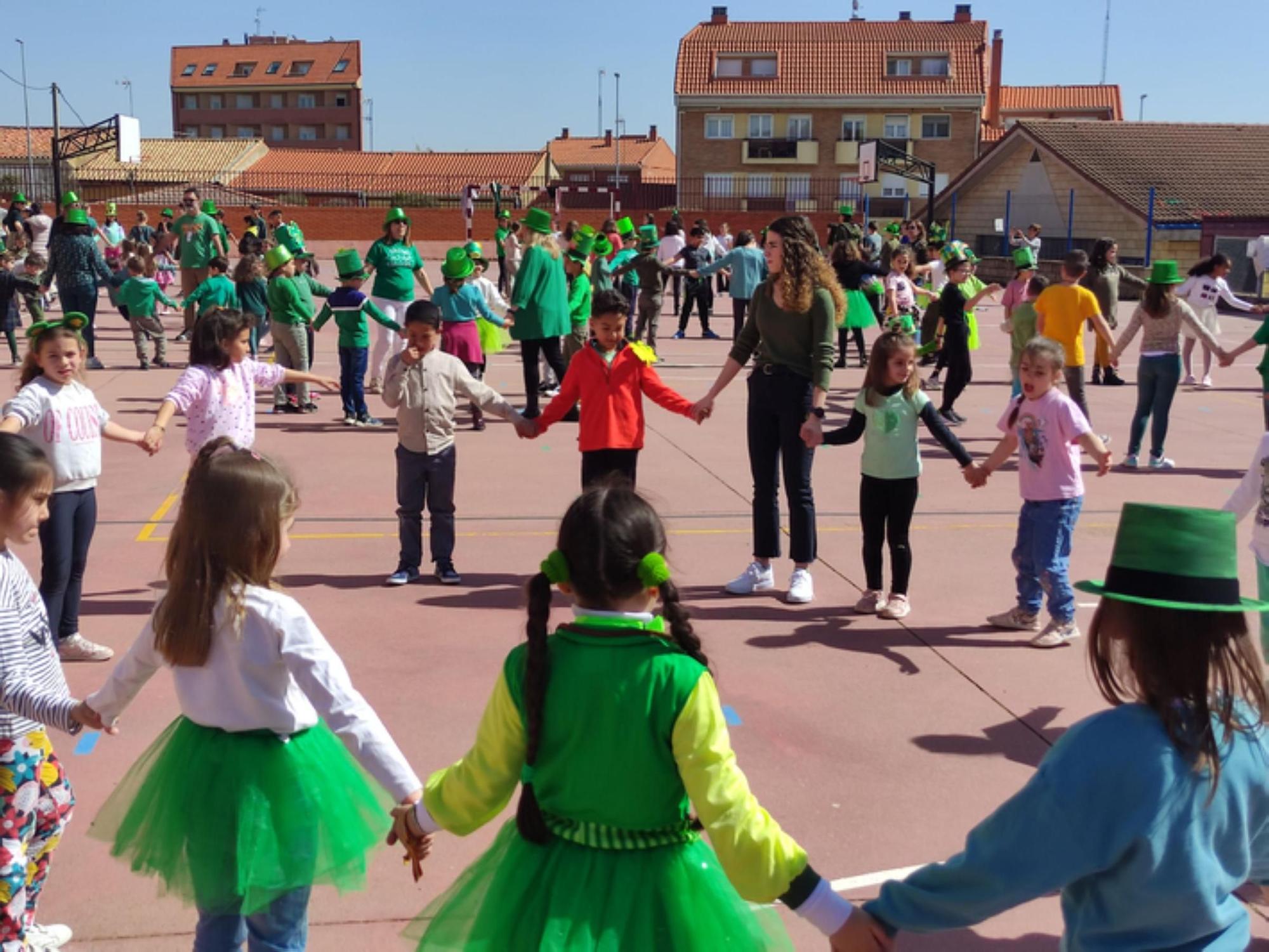 Así de bien lo pasan en el CEIP Buenos Aires de Benavente en la fiesta de St Patrick's Day