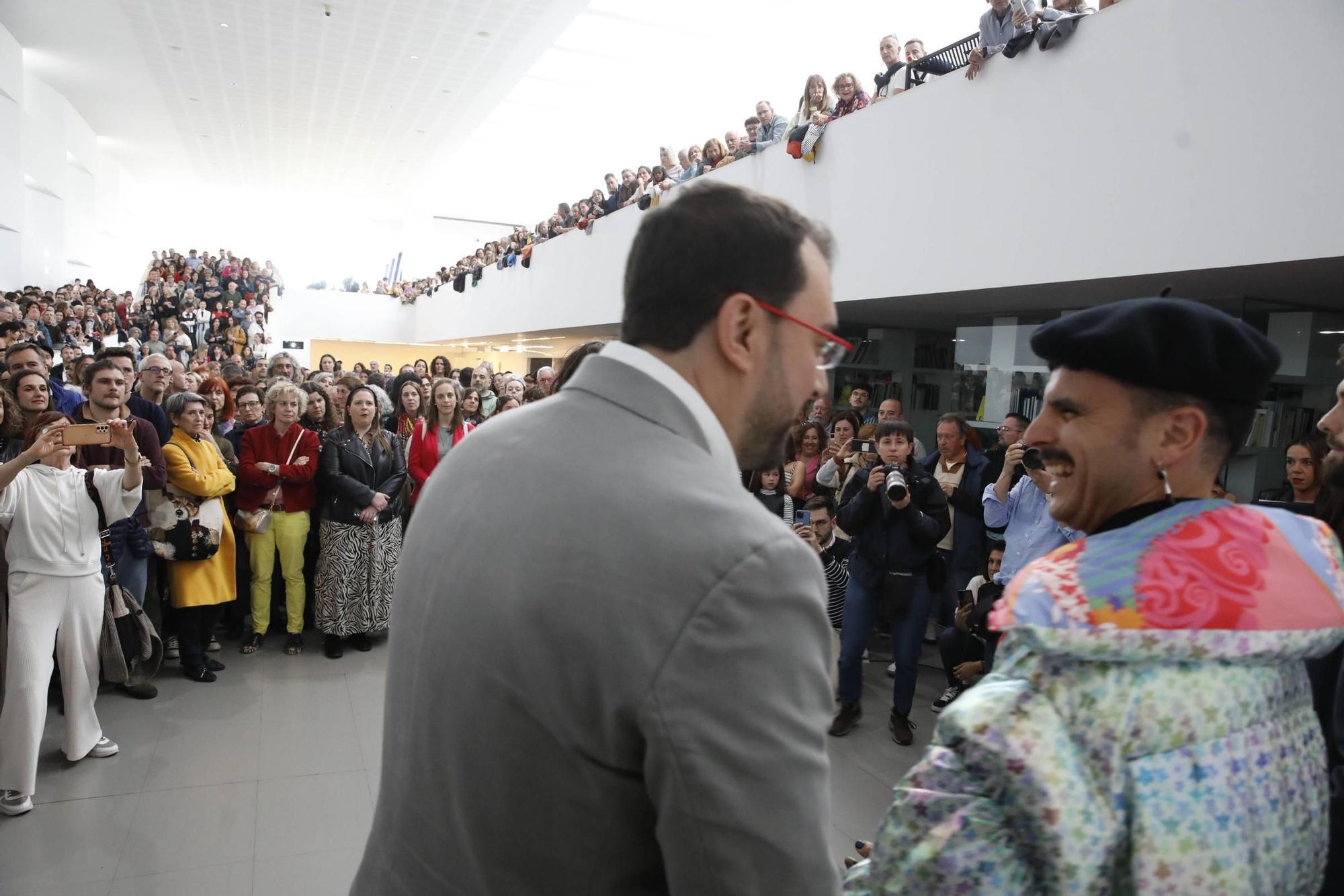 En imágenes: Así fue la inauguración de la exposición de Rodrigo Cuevas en la Laboral Centro de Arte