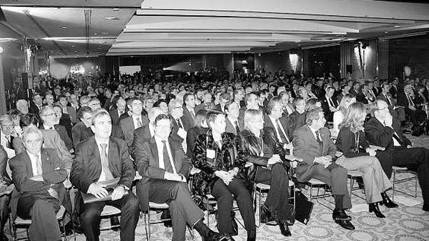 Imagen del salón en el que se expusieron los proyectos. A la derecha, el presidente de Cantabria, Miguel Ángel Revilla, y los ministros de Ciencia, Cristina Garmendia, y de Educación, Ángel Gabilondo.