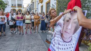 Vecinos de la localidad sevillana de Utrera en una concentración en memoria de Erica Vanessa Reyes Álvarez, la joven nicaragüense de 22 años, asesinada presuntamente por su expareja. 